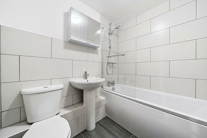 2 Bedroom Apartment To Rent In Station Road, Henley, RG9