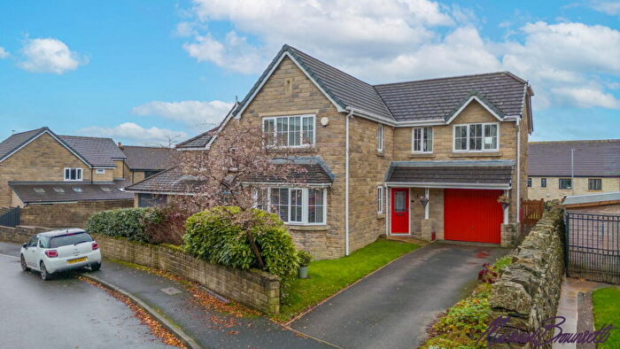 4 Bedroom Detached House For Sale In Oakhall Park, Thornton, Bradford, BD13