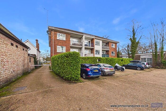 2 Bedroom Flat To Rent In Parvis Road, West Byfleet, KT14