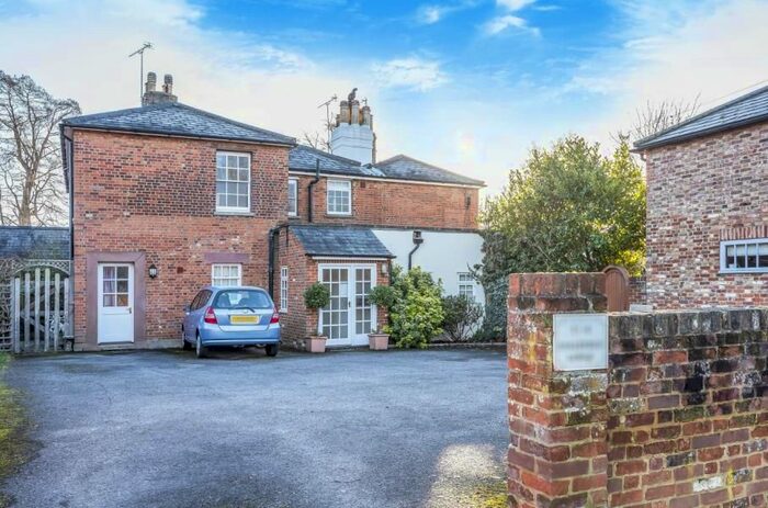 1 Bedroom Flat To Rent In Middle Hill, Englefield Green, Egham TW20