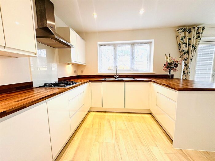 4 Bedroom Detached House For Sale In Otter Drive, Calcot, Reading, RG1