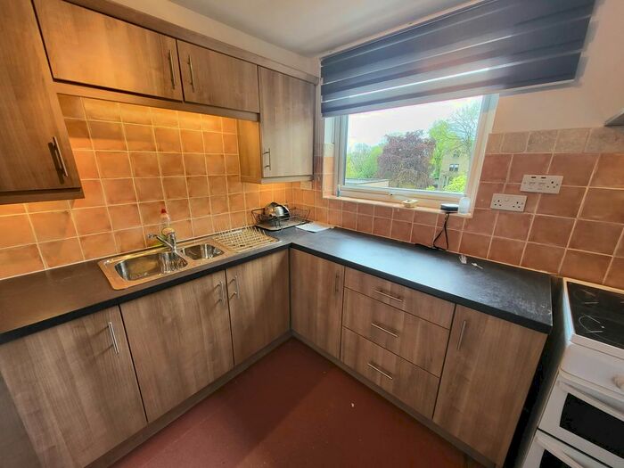 2 Bedroom Flat To Rent In Lister Gardens, Bradford, BD8