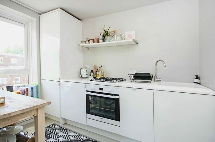 1 Bedroom Flat To Rent In Lansdowne Drive, London Fields, London, E8