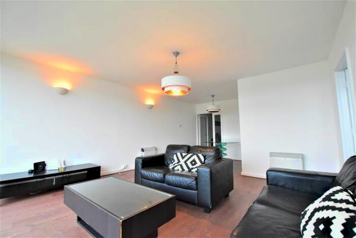 2 Bedroom Flat To Rent In Embassy Lodge, Regents Park Road, London, N3