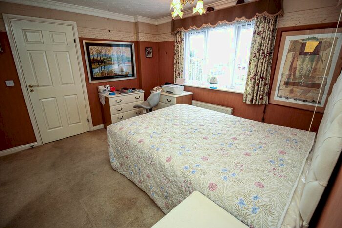 3 Bedroom Bungalow For Sale In Birchfield Drive, Worksop, S80