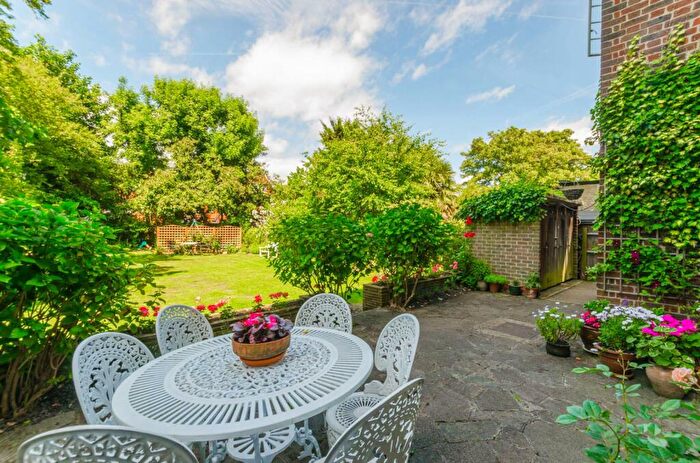 3 Bedroom Flat For Sale In Queens Avenue, Muswell Hill, London, N10