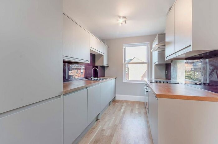 2 Bedroom Flat To Rent In Garratt Lane, Earlsfield, London, SW18