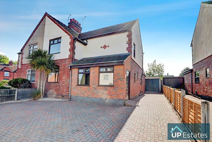 3 Bedroom Semi-Detached House For Sale In Stratford Avenue, Atherstone, CV9