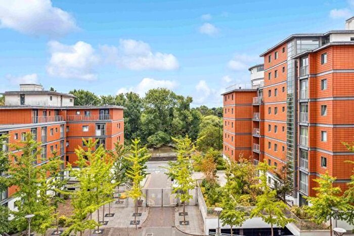 2 Bedroom Flat To Rent In Holland Gardens, Kew Bridge, Gunnersbury, Brentford, London, TW8