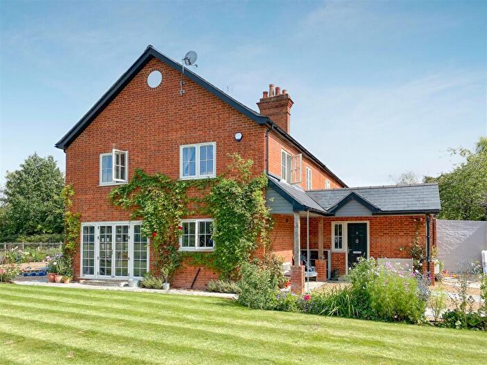 4 Bedroom Semi-Detached House To Rent In Parkers Lane, Maidens Green, RG42