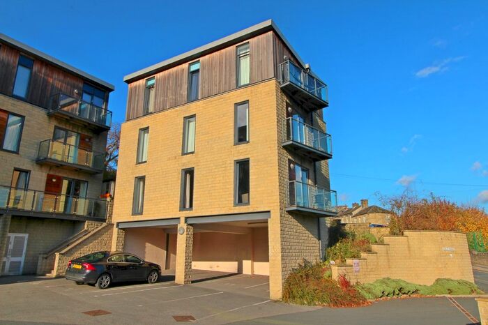 2 Bedroom Flat To Rent In Church Street, Moldgreen, Huddersfield, HD5