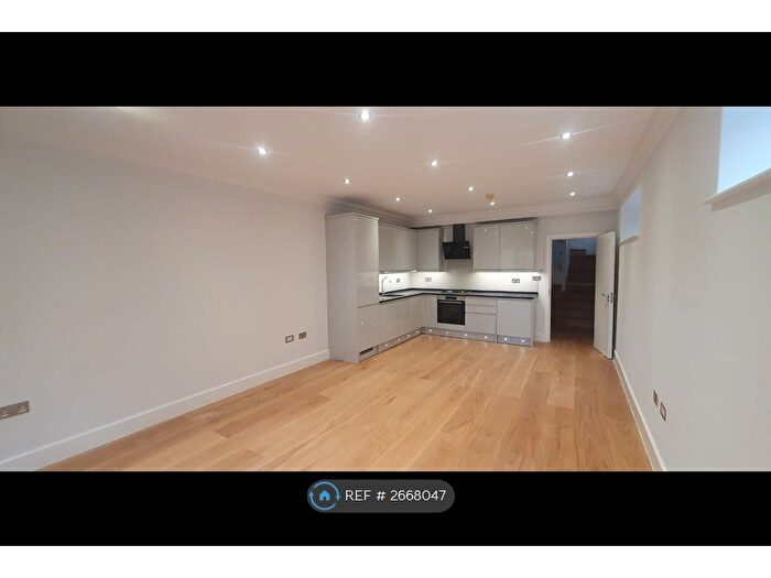 3 Bedroom Flat To Rent In Chatsworth Road, London, NW2