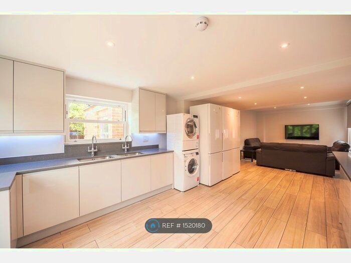 9 Bedroom Detached House To Rent In Redlands Road, Reading, RG1