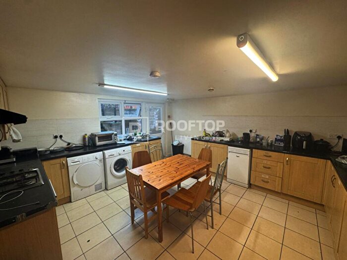 8 Bedroom House To Rent In Cardigan Road, Leeds, LS6