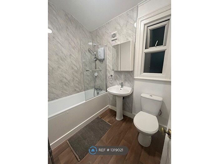 2 Bedroom Flat To Rent In Leighton Road, Ealing, W13