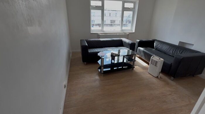 2 Bedroom Flat To Rent In Warwick Court, Princes Drive, Harrow, HA1