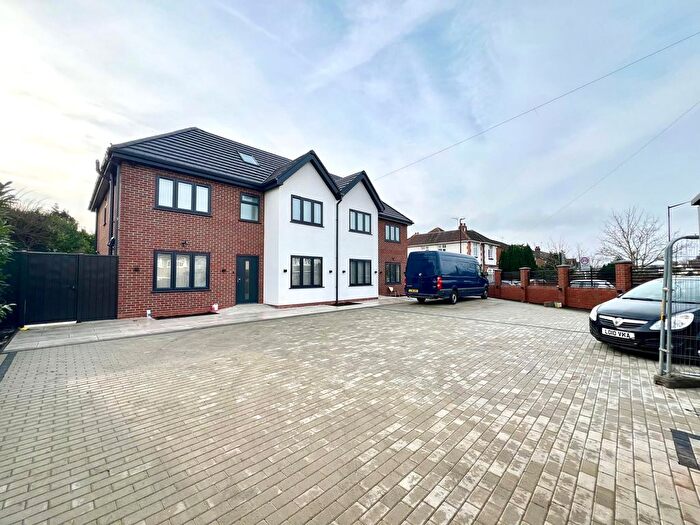 8 Bedroom Semi-Detached House To Rent In Langley Road, Slough, SL3