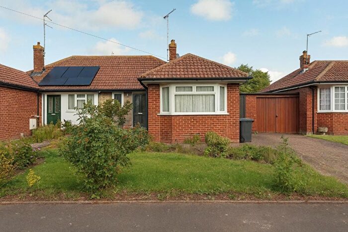 2 Bedroom Bungalow For Sale In Hillcrest Avenue, Luton, Bedfordshire, LU2