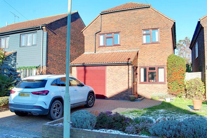 4 Bedroom Detached House For Sale In Bearwood Close, Potters Bar, EN6