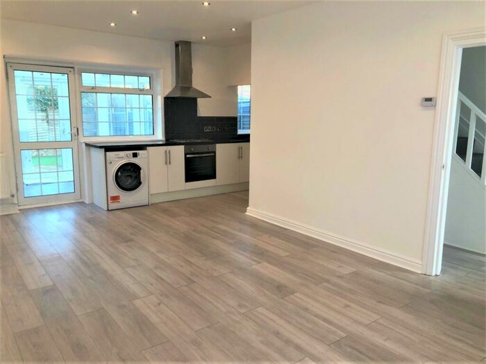 3 Bedroom Terraced House To Rent In Knapmill Road Catford, SE6