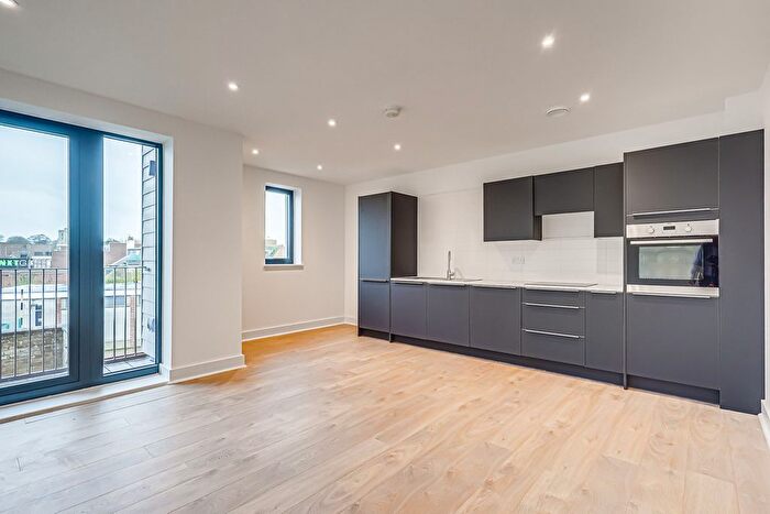 2 Bedroom Flat For Sale In High Street, Rayleigh, SS6