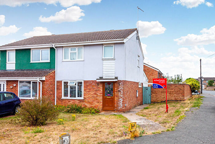 3 Bedroom Semi-Detached House For Sale In Ashby Drive, Rushden, NN10