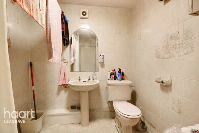 2 Bedroom Detached Bungalow For Sale In School Lane, Luton, LU4