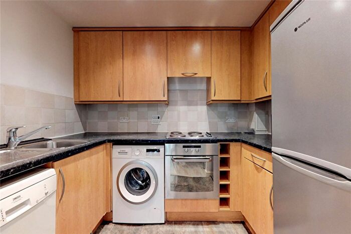 1 Bedroom Flat To Rent In Berberis House, Feltham, TW13