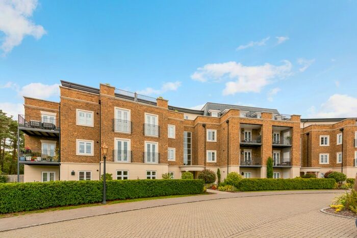 2 Bedroom Flat To Rent In Kingswood, Ascot, SL5