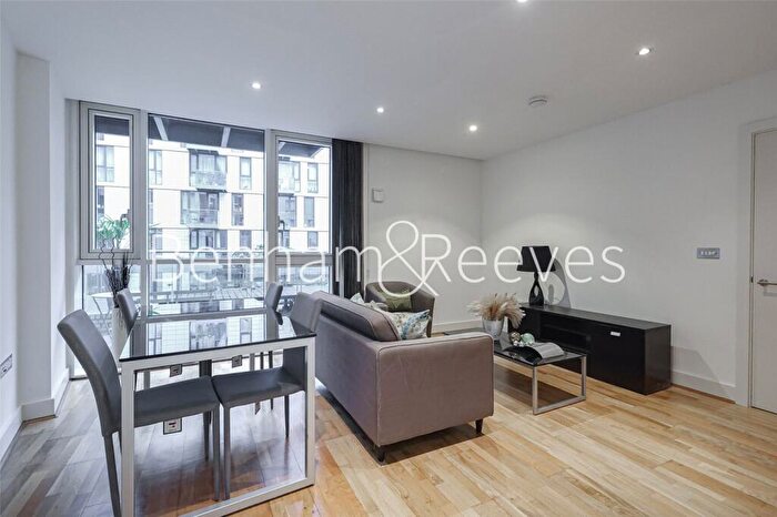 2 Bedroom Apartment To Rent In Times Square, London, E1