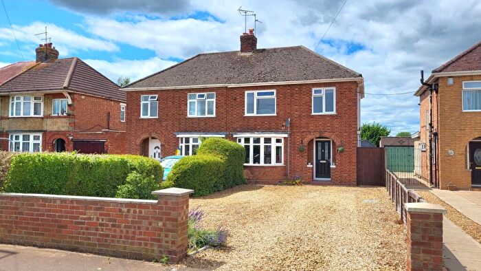 3 Bedroom Semi Detached House For Sale In Fulbridge Road, Werrington, Peterborough, PE4