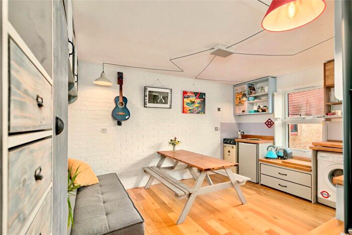 Flat To Rent In Coopers Close, Stepney, London, E1