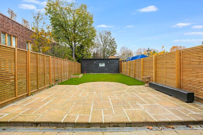 3 Bedroom Property To Rent In Reverdy Road, London, SE1