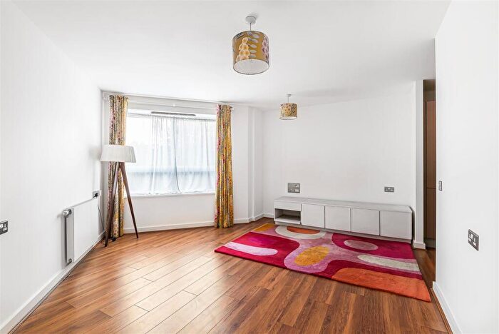 1 Bedroom Apartment For Sale In Market Road, London, N7