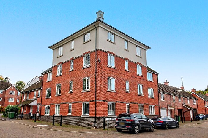 2 Bedroom Flat For Sale In De Port Gardens, Basingstoke, RG24