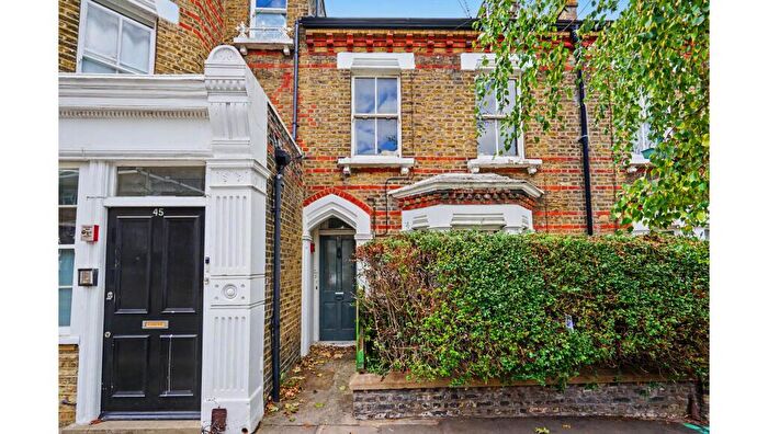 1 Bedroom Flat For Sale In Lower Flat, Grayshott Road, Battersea, London, SW11