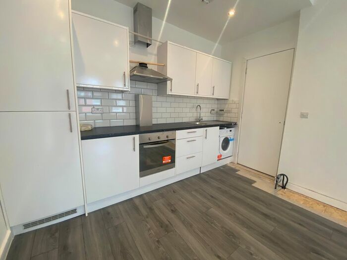 3 Bedroom Flat To Rent In Green Lanes, London, N4