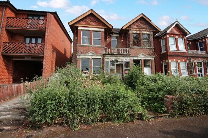 4 Bedroom Detached House For Sale In Whitworth Crescent, Southampton, SO18
