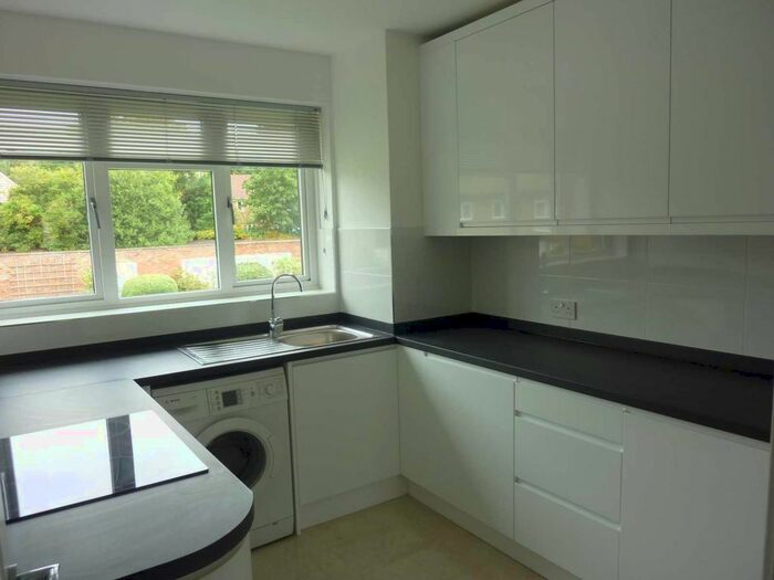 2 Bedroom Flat To Rent In Bromet Close, Watford, WD17