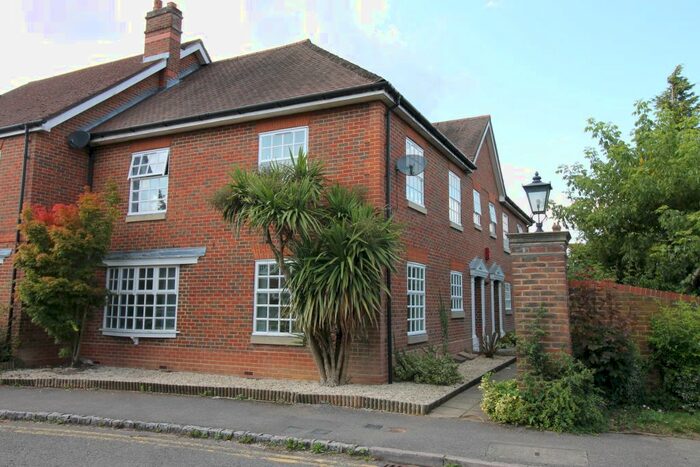2 Bedroom Flat To Rent In Crossways, Beaconsfield, HP9