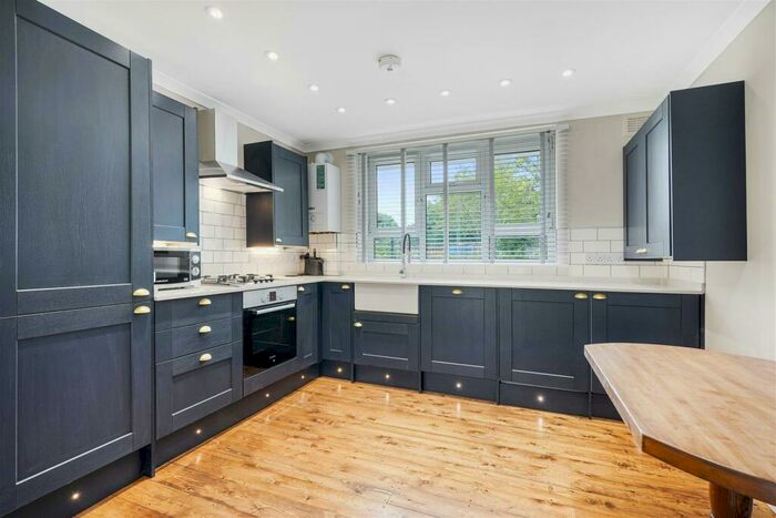 3 Bedroom Apartment To Rent In Queens Drive, Finsbury Park, N4