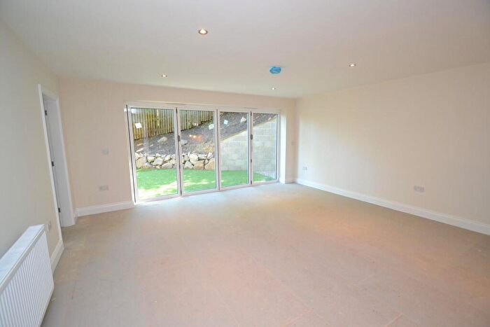 4 Bedroom Detached House For Sale In Brackendale, Thackley, BD10