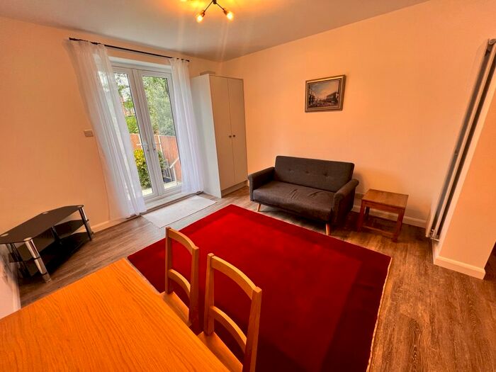 2 Bedroom Flat To Rent In Warwick Road, London, N11