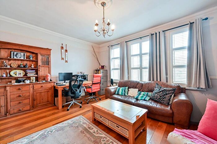 1 Bedroom Maisonette For Sale In Stanley Road, Teddington, TW11