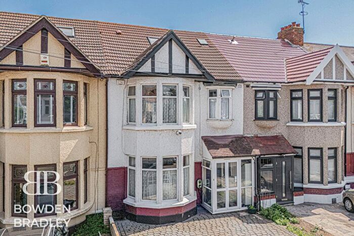 3 Bedroom Terraced House For Sale In Beechwood Gardens, Clayhall, IG5