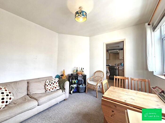 3 Bedroom Flat To Rent In High Road, East Finchley, N2