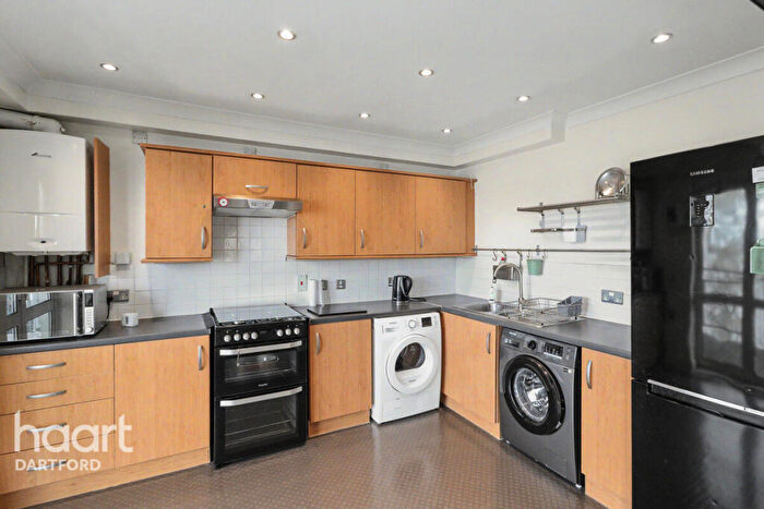 2 Bedroom Flat To Rent In Fantail Close, London, SE28