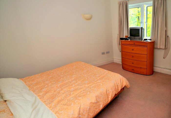 1 Bedroom Flat To Rent In Turners Hill Road, Pound Hill, Crawley, RH10