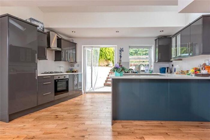 2 Bedroom Maisonette For Sale In Riversdale Road, London, N5