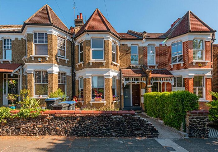 2 Bedroom Apartment For Sale In Eaton Park Road, Palmers Green, London, N13